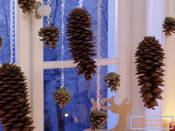 Décoration de Noël de fenêtres à l'intérieur - photo avec des matériaux naturels