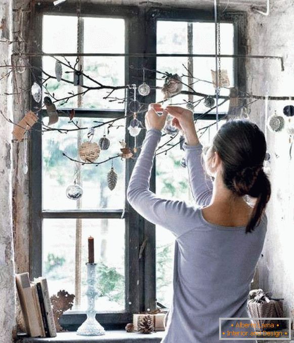 Comment décorer une fenêtre pour la nouvelle année - des idées inhabituelles avec des branches