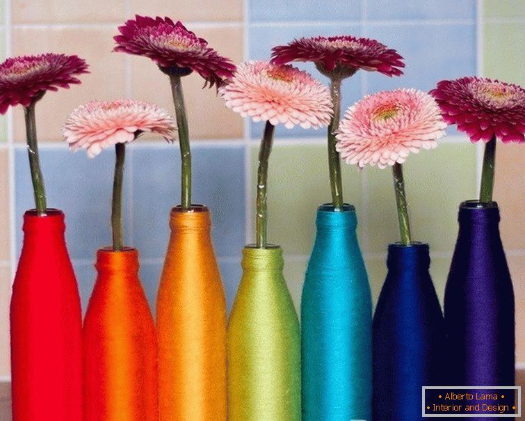 Vases colorés de bouteilles