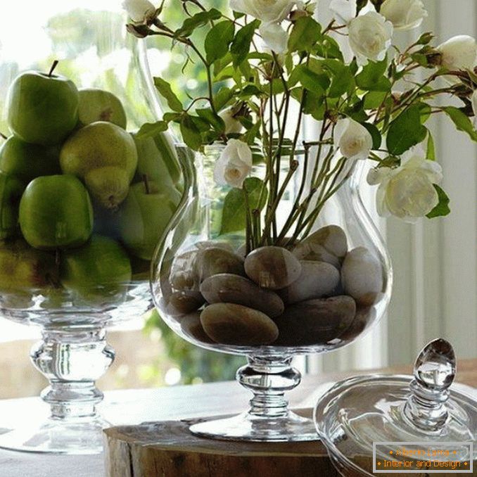Décoration de vase avec pierre et fruits