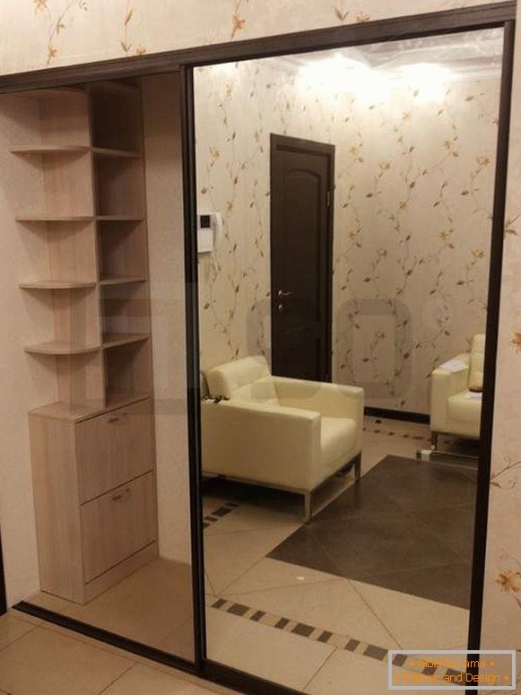 Compartiment d'armoire encastré avec portes miroir à l'intérieur du couloir
