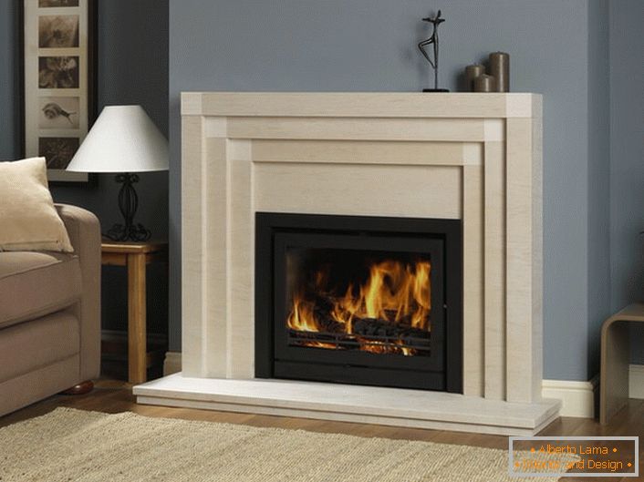 Dans le salon, une cheminée avec imitation de flamme ne remplit pas seulement une fonction décorative. En saison froide, il chauffe la pièce.