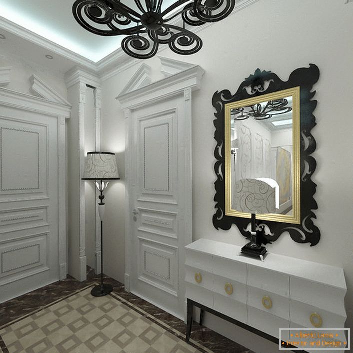 Le style Art déco aime les tons clairs à l'intérieur. L'entrée, décorée en blanc, se distingue par des éléments décoratifs contrastés bien choisis.