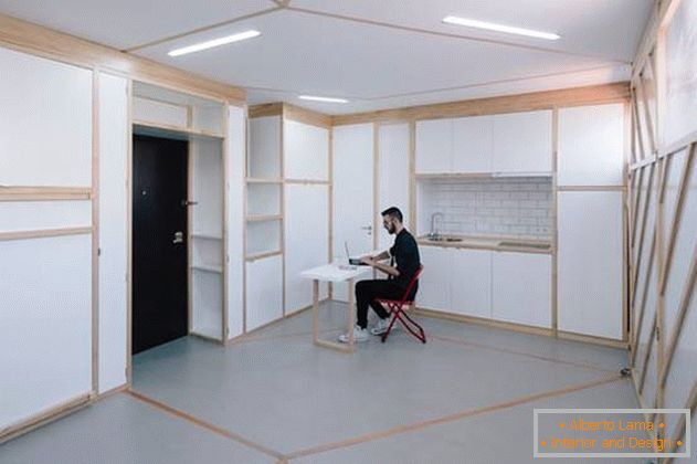 Espace de travail dans un appartement avec des murs mobiles