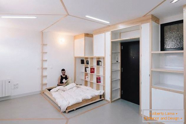 Zone de repos dans un appartement avec des murs mobiles