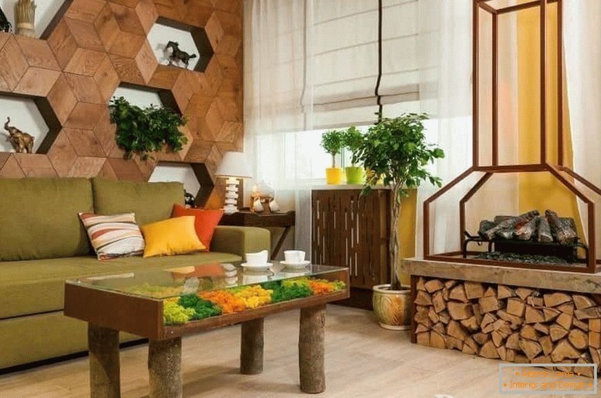 Salon en éco-style avec cheminée et drovnitsey