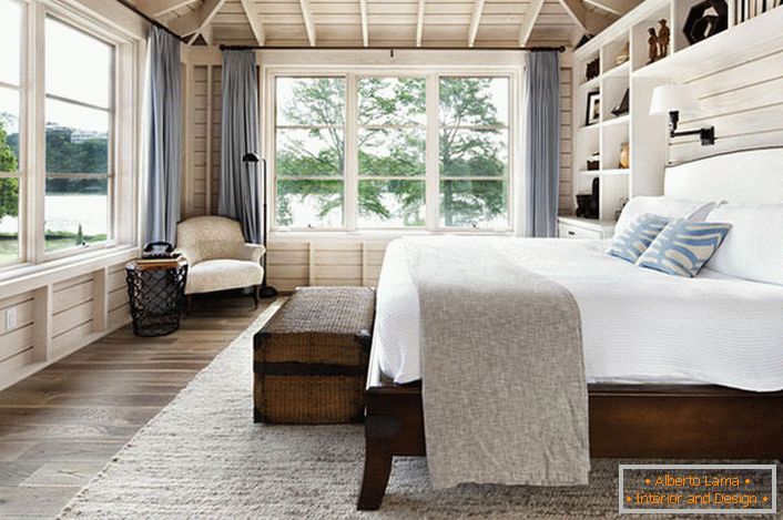 Une chambre de style scandinave avec un grand lit double en bois dans la maison d'un homme d'affaires français.