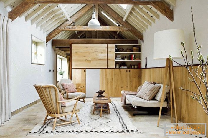 La présence du style scandinave est mise en évidence par l'utilisation de matériaux essentiellement naturels pour la décoration intérieure. Les meubles en bois, les tissus d'ameublement naturels, un petit chemin de tapis constituent une image intégrale de l'intérieur dans un style scandinave.