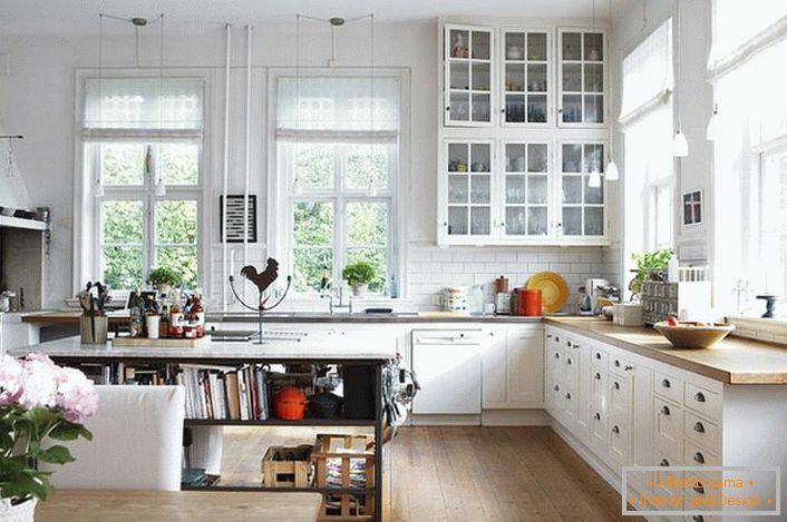 Une cuisine spacieuse dans le style scandinave devrait être aussi légère que possible. La priorité est donnée à la lumière du jour, de sorte que la cuisine est équipée de grandes fenêtres avec des cadres en bois. 