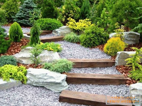 Chemins de pierre dans le jardin dans le style du zen