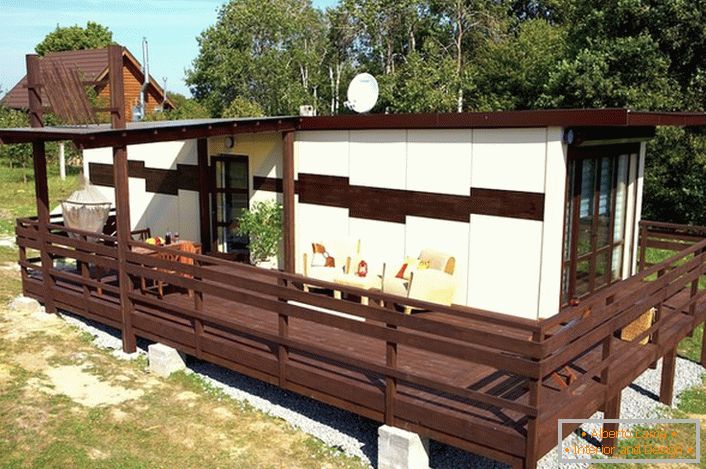 Une maison modulaire inhabituelle en dehors de la ville est idéale pour se reposer en été et en hiver.