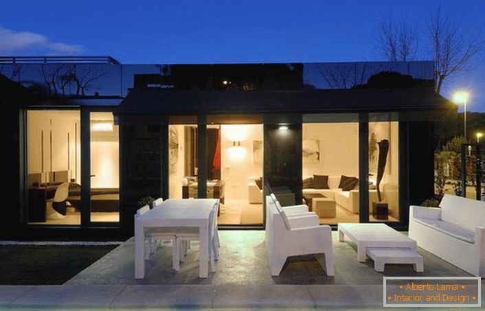 Le design élégant de la maison modulaire ressemble à une cour bien conçue. 
