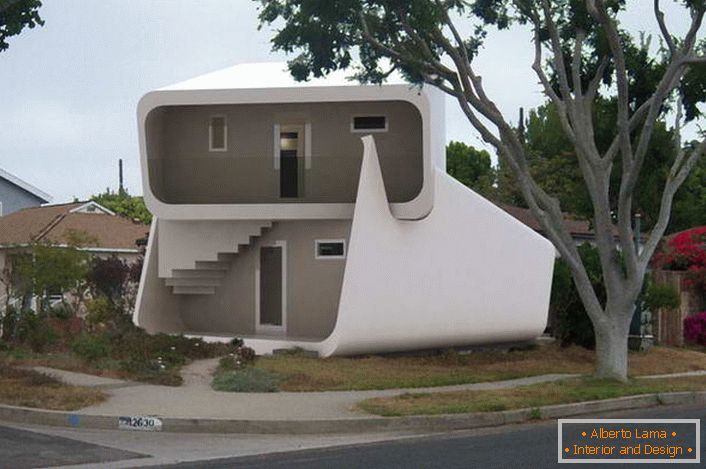 Le design inhabituel de la maison modulaire à deux étages attire le regard. La conception de la maison convient à la vie toute l'année. 