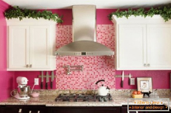 Murs roses et mobilier noir et blanc dans la cuisine