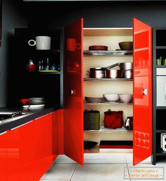 Murs noirs et des meubles rouges dans la conception de la cuisine