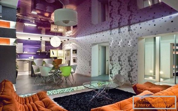 Stretch plafonds en violet à l'intérieur du salon