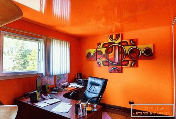 Intérieur lumineux avec plafond tendu de couleur orange
