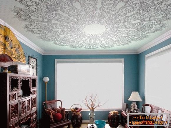 Conception d'une pièce avec un plafond tendu bleu avec un motif imprimé photo 2016