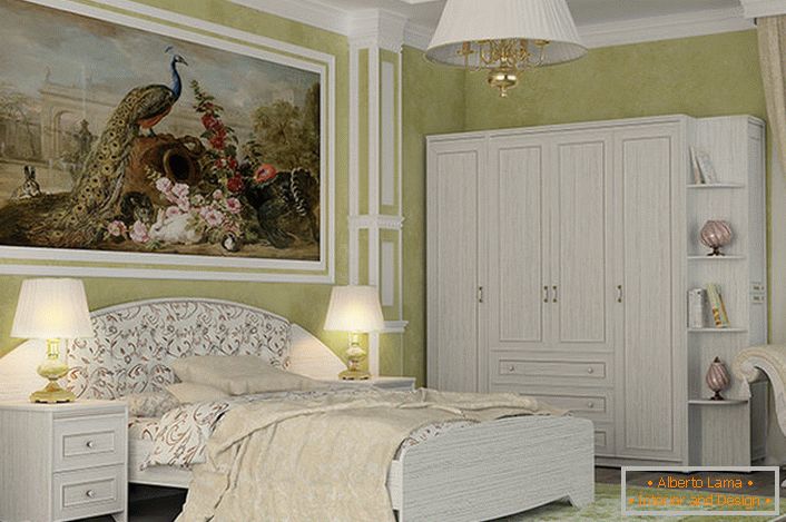 Une élégante suite blanche conçue pour la chambre à coucher dans un style campagnard. Une caractéristique remarquable de l'intérieur est une grande image.