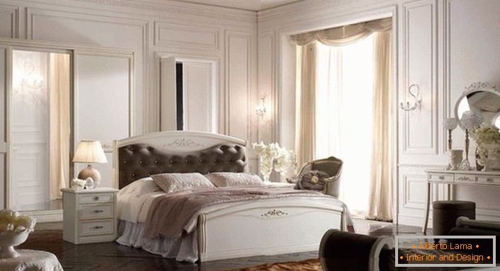 Pour décorer la chambre dans le style Art déco, des meubles modulaires ont été utilisés. Le lit avec une tête de lit souple est au centre de la composition.