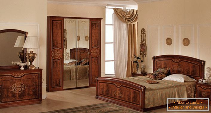 Le mobilier modulaire pour une chambre classique est assorti le plus correctement possible. 