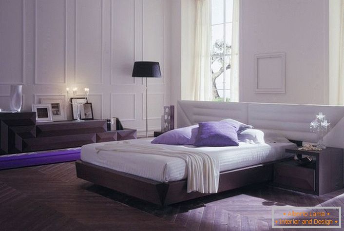 La chambre minimaliste est meublée avec des meubles modulaires. La lumière correctement sélectionnée rend la chambre romantique et confortable.