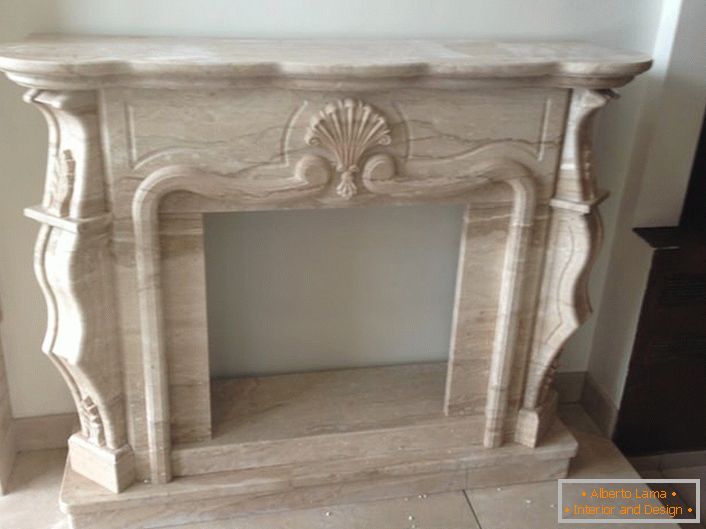 Version prête à l'emploi du portail en marbre pour la cheminée. Entré, choisi, apporté, installé.