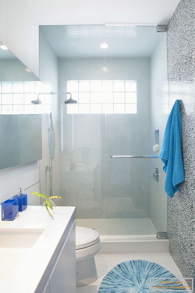 Salle de douche moderne dans la salle de bain