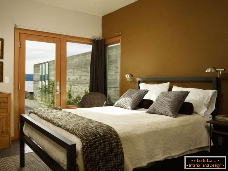 Idées-mur-fascinantes-marron-et-blanc-peintes-pour-petites-chambres-relooking-avec-cadre-noir-acier-cadre-aussi-encadré de verre-porte-gris-coussins
