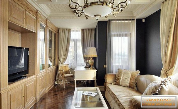 Chambre d'hôtes de style Empire. Le designer a pu créer un salon exclusif et luxueux dans une simple pièce de petites dimensions.