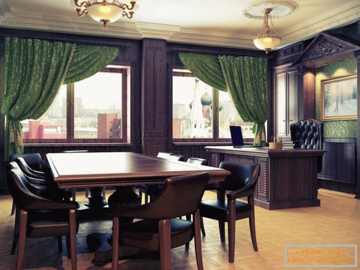 Bureau dans le style de l'Empire. Solution idéale pour les appartements en ville. Un mobilier en bois massif avec des surfaces polies et lisses de bois foncé est parfaitement combiné avec un parquet léger.