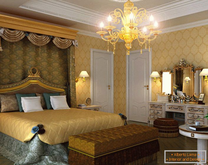 Une chambre spacieuse de style Empire avec un éclairage bien choisi. Au-dessus du lit est suspendu un baldaquin en tissu lourd et coûteux.