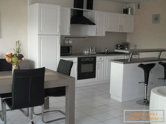 meubles de cuisine в чёрно-белых тонах в дизайне квартиры студии