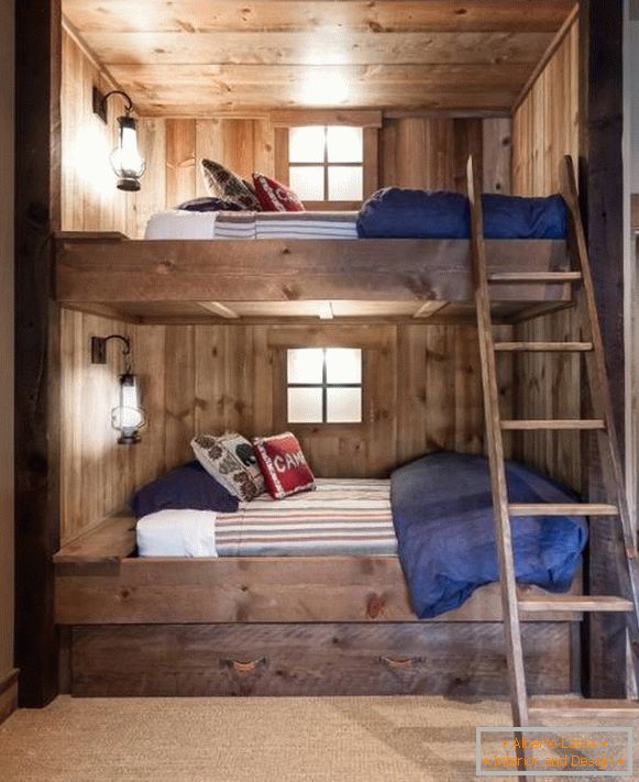 Lit confortable en bois de deux étages