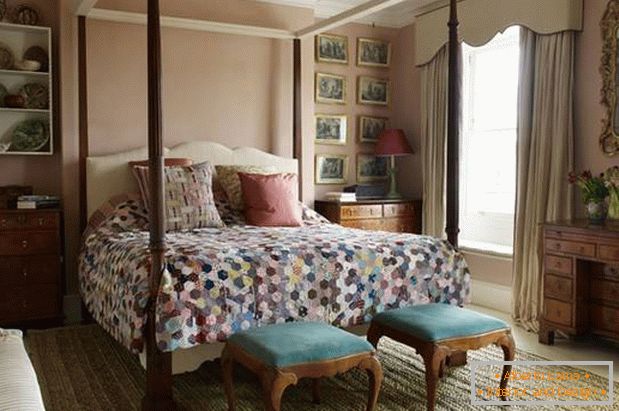Grande chambre avec un lit ancien