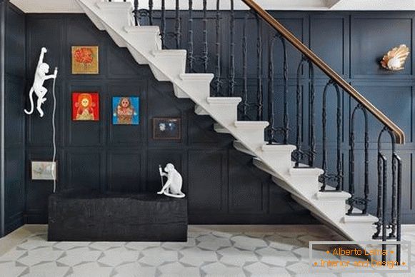 Escalier élégant au deuxième étage d'une maison privée - photo à l'intérieur