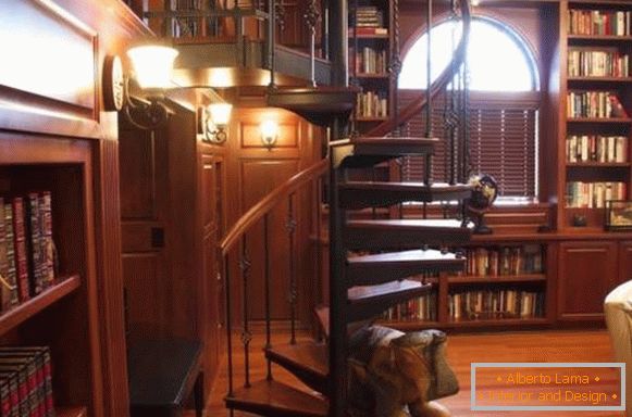 Des escaliers forgés vissés à la maison avec des boiseries
