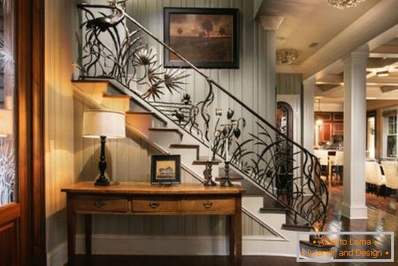 Belle rampe forgée pour les escaliers dans la maison - une photo avec des idées