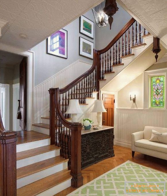Finition des escaliers dans la maison - photo avec des mains courantes en bois