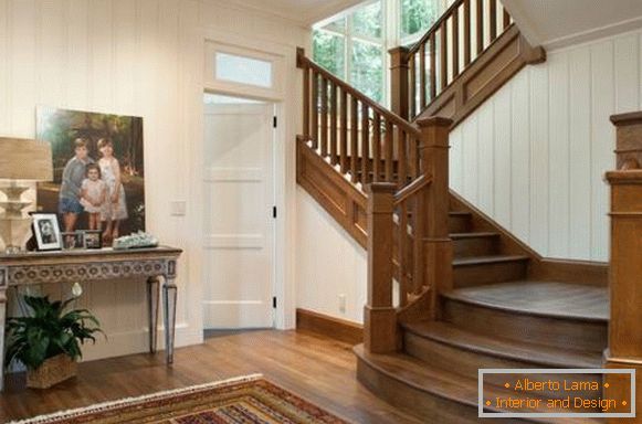 Hall avec escalier en bois dans une maison privée - photo