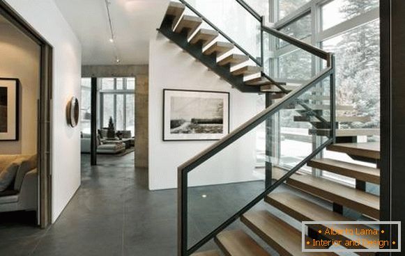 Escalier métallique dans la maison au deuxième étage - photo