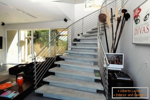 Bel escalier de béton à l'intérieur d'une maison privée