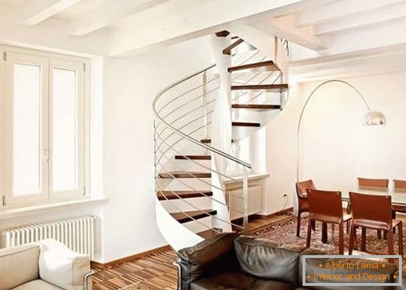 Escalier en colimaçon dans une maison privée de bois et de métal