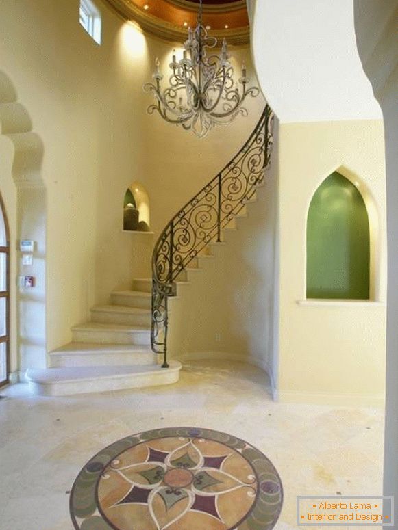 Grand hall d'entrée de style marocain avec des niches