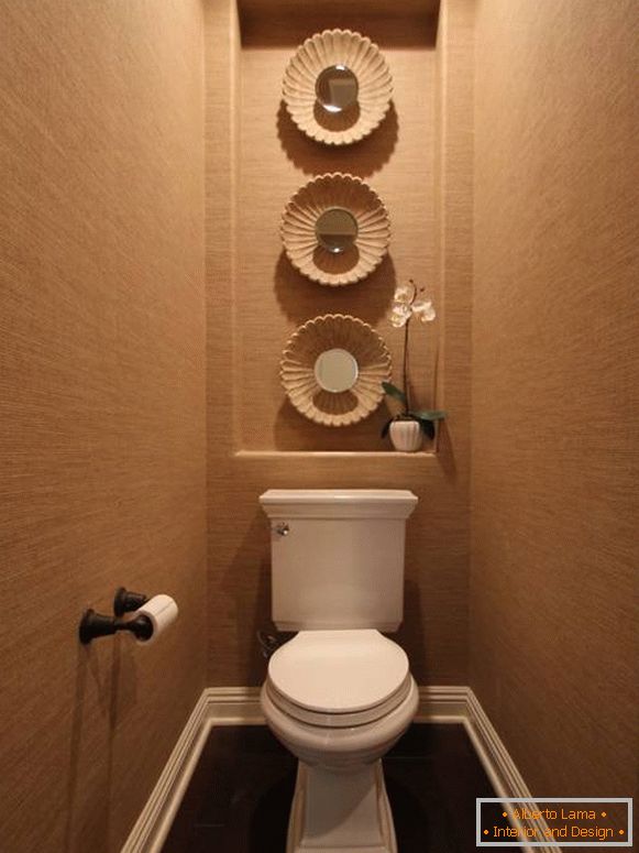 Toilette avec niche pour la décoration