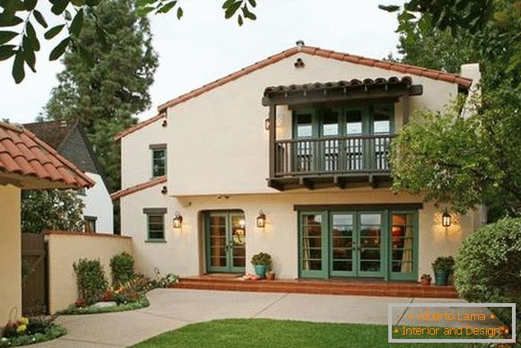 La combinaison du toit rouge et de la façade beige à la maison
