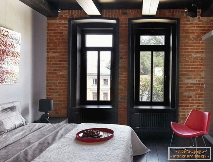 Une combinaison réussie de couleurs classiques: blanc, rouge, noir à l'intérieur du style loft de la chambre.