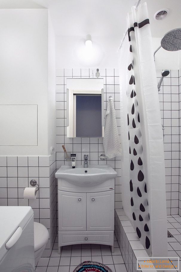 Intérieur de la salle de bain en noir et blanc