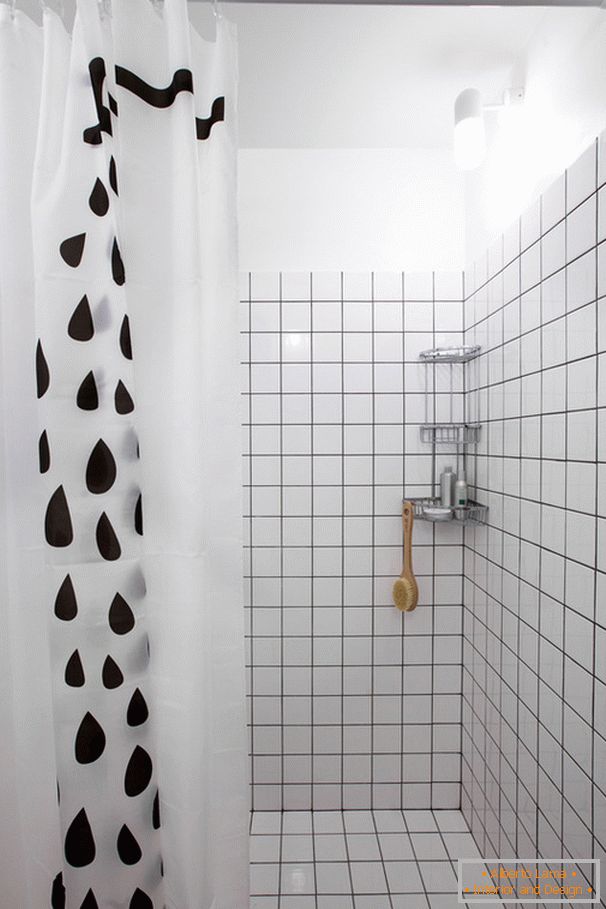 Salle de douche avec store dans la salle de bain