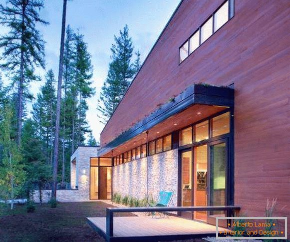 Le porche ultra-moderne d'une maison en bois avec un auvent
